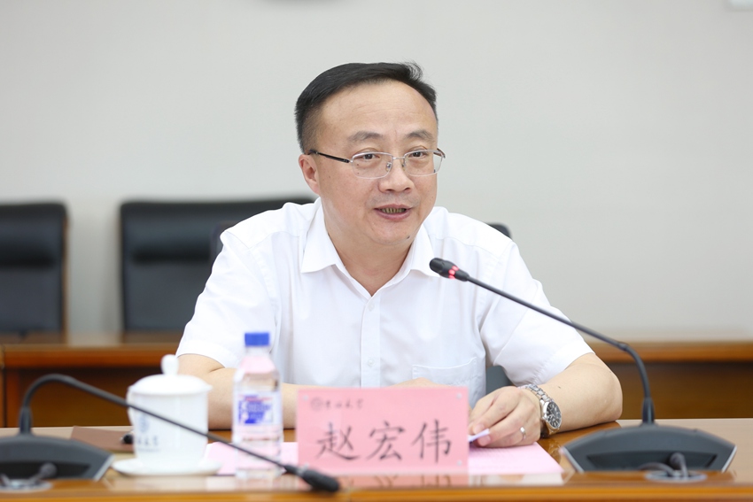 吉林大學(xué)黨委常委、副校長趙宏偉致辭。（吉林省科協(xié)供圖）