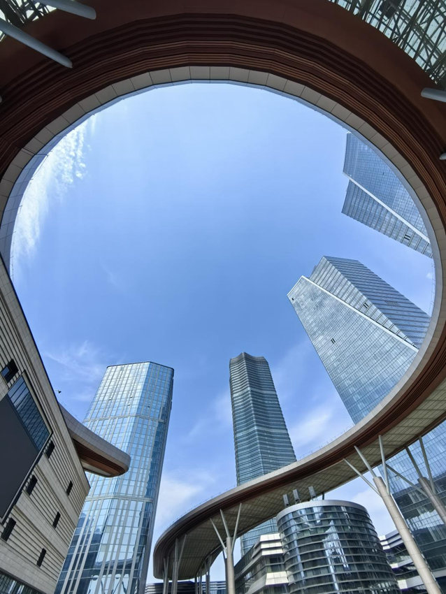 長(zhǎng)新創(chuàng)谷高樓大廈林立。人民網(wǎng)記者 李洋攝