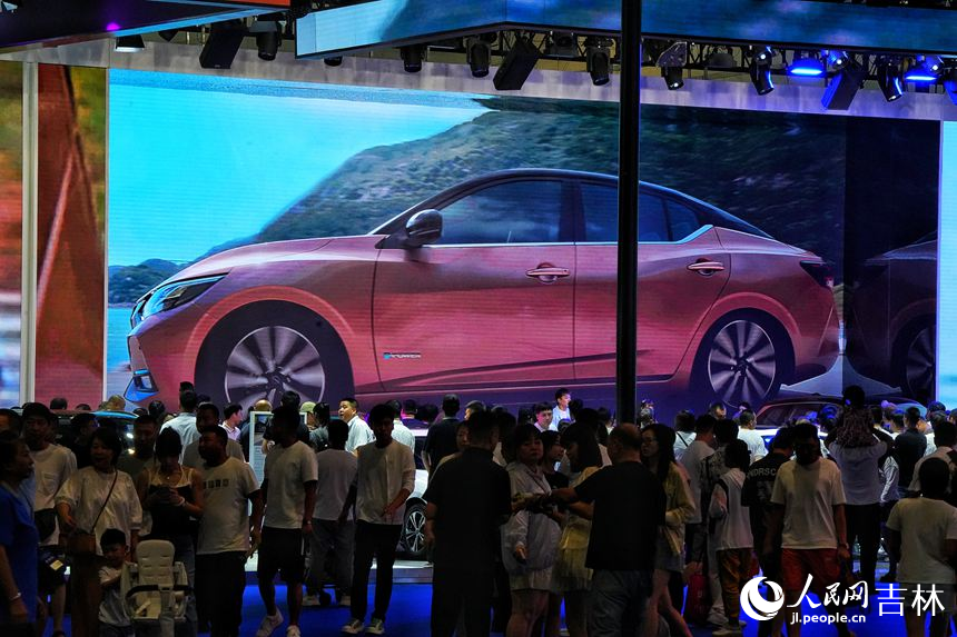 觀眾在第21屆長春國際汽車博覽會上參觀。人民網記者 李洋攝