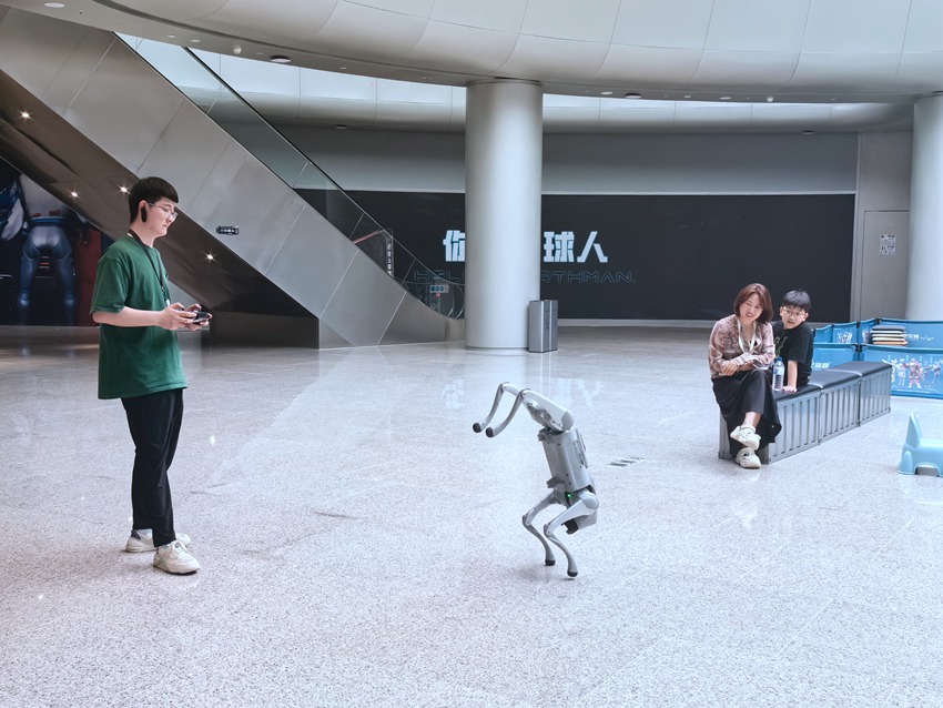 小朋友被機器狗吸引。人民網(wǎng)記者 王海躍攝