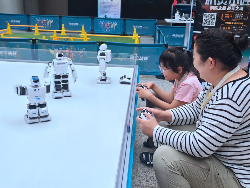 小朋友親自操控機器人。人民網(wǎng)記者 王海躍攝