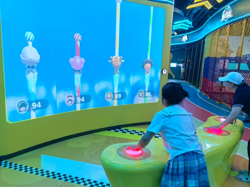 小朋友和媽媽一起做益智游戲。人民網(wǎng)記者 王海躍攝