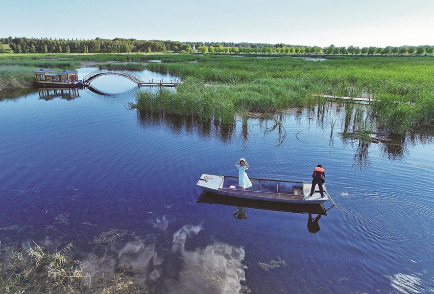 游客在莫莫格濕地暢游。潘晟昱攝
