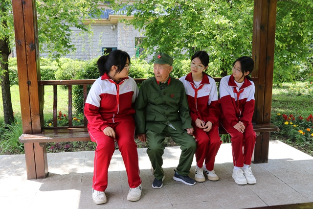 老兵李秀豐向孩子們講述自己的戰(zhàn)斗經(jīng)歷。