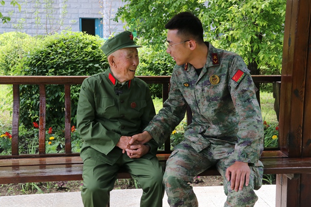 老兵李秀豐和部隊(duì)展示分享自己軍旅感悟和收獲。