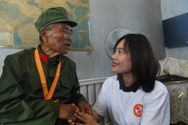 省退役軍人事務(wù)廳工作人員慰問老兵田慶林。