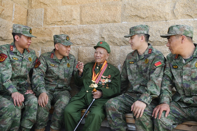 老兵楊建和官兵們分享自己的軍旅體會心得。