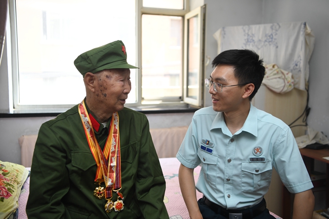 老兵朱萬金為青年人講述自己戰斗經歷。