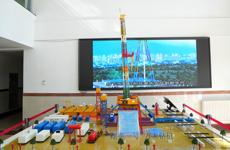 在吉林大學鉆探實驗樓展示的“地殼一號”萬米鉆機模型。