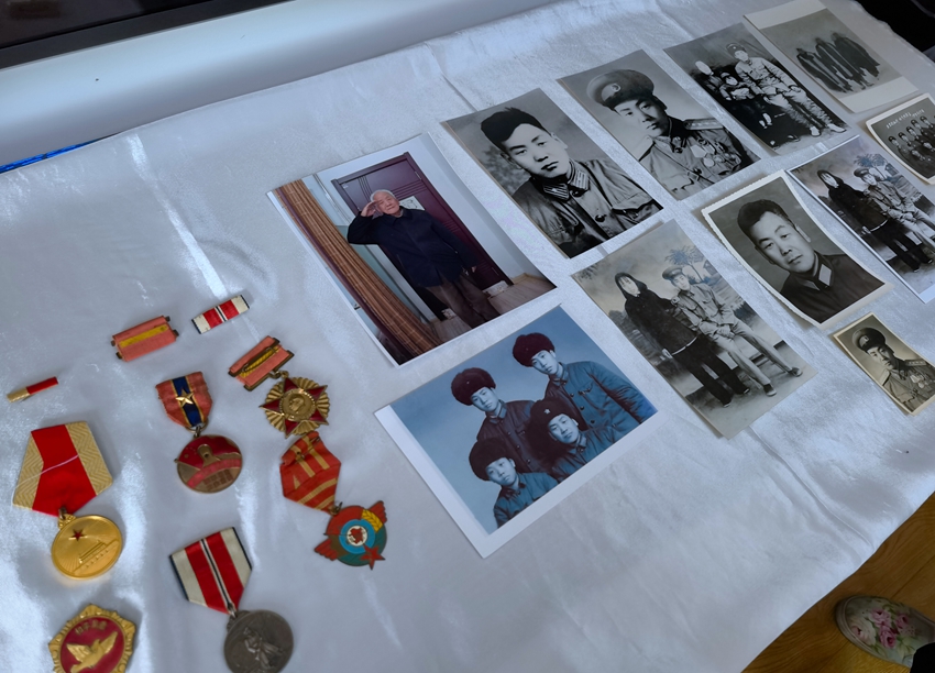 老兵李文惠的勛章和老照片。人民網記者 馬俊華攝