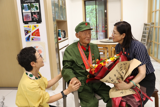 關愛老兵志愿者看望老兵安福英。