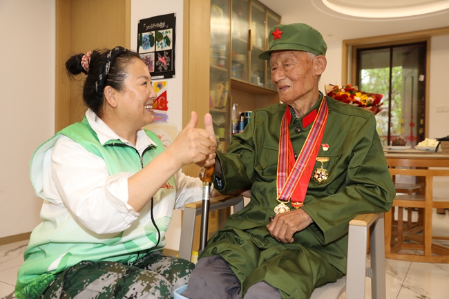 吉林省柏合暖兵服務隊看望老兵安福英。