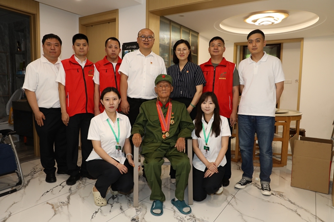 社會各界看望慰問老兵安福英。