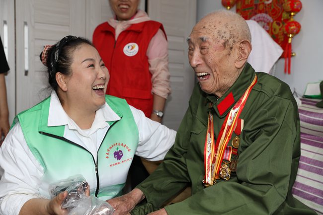 省柏合暖兵志愿服務隊志愿者看望慰問老兵薛級臣。