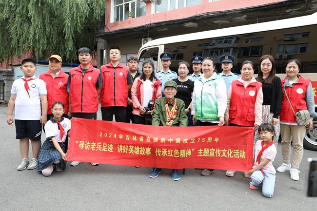 老兵薛級臣和社會關愛老兵志愿者合影。