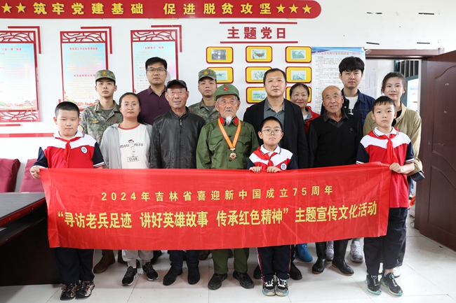 關愛老兵志愿者和老兵杜德山合影。