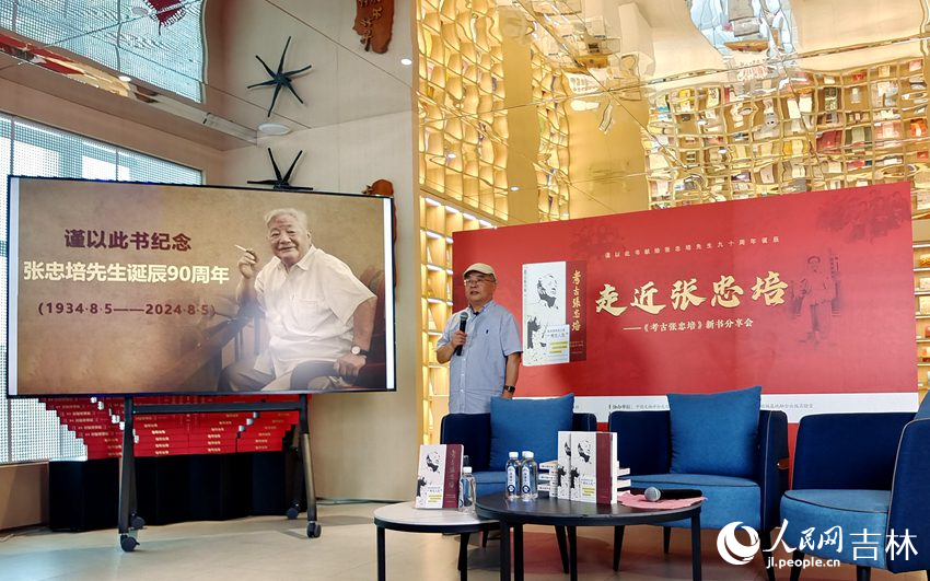 高蒙河講述分享整理書稿的初衷和過程。人民網(wǎng)記者 關思聰攝