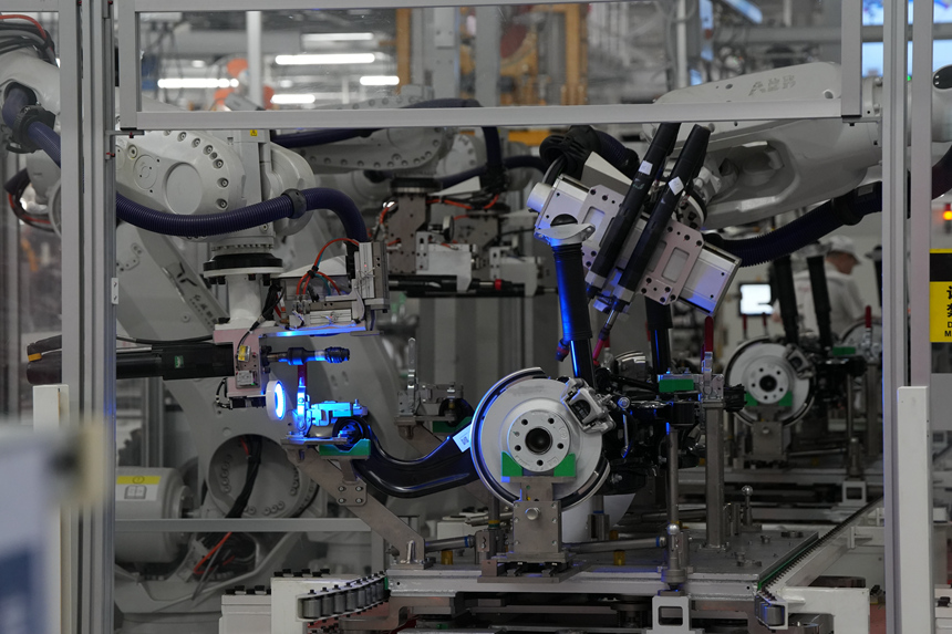 一汽紅旗繁榮工廠總裝車間內，機器人正在生產線上裝配車輛。據悉，該工廠引入智能中控系統，擁有沖壓、焊裝、涂裝、總裝、電池電驅五大車間，實時采集、監控設備數據。人民網記者 李洋攝