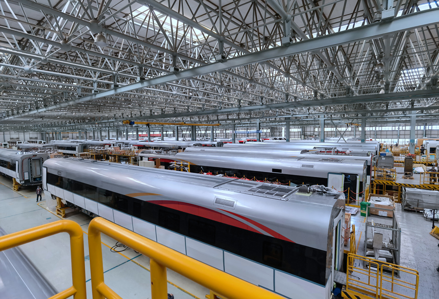 在位于吉林長春的中車長春軌道客車股份有限公司動車組制造車間內，一排排新型高鐵車廂整裝待發，不斷助力吉林高端裝備制造業跑出“高鐵速度”。人民網記者 李洋攝