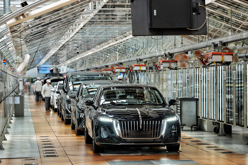在一汽紅旗繁榮工廠總裝，一輛輛紅旗汽車即將銷往世界各地。人民網(wǎng)記者 李洋攝