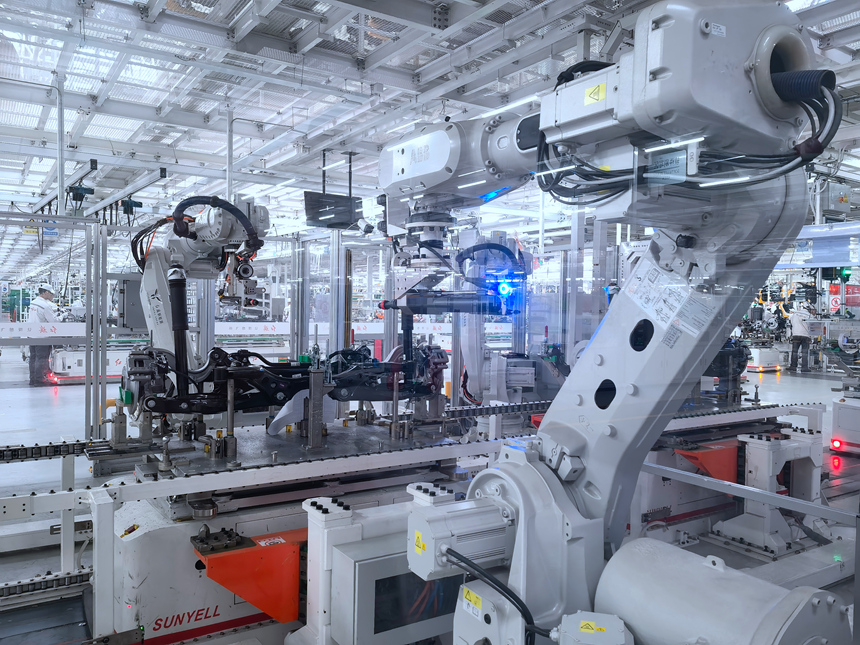 在一汽紅旗繁榮工廠總裝車間，智能上下料機(jī)械臂、全自動沖壓機(jī)等代替了人工，有條不紊地執(zhí)行著指令，工作人員實(shí)時掌握著機(jī)器工作狀態(tài)及完成度。人民網(wǎng)記者 馬俊華攝