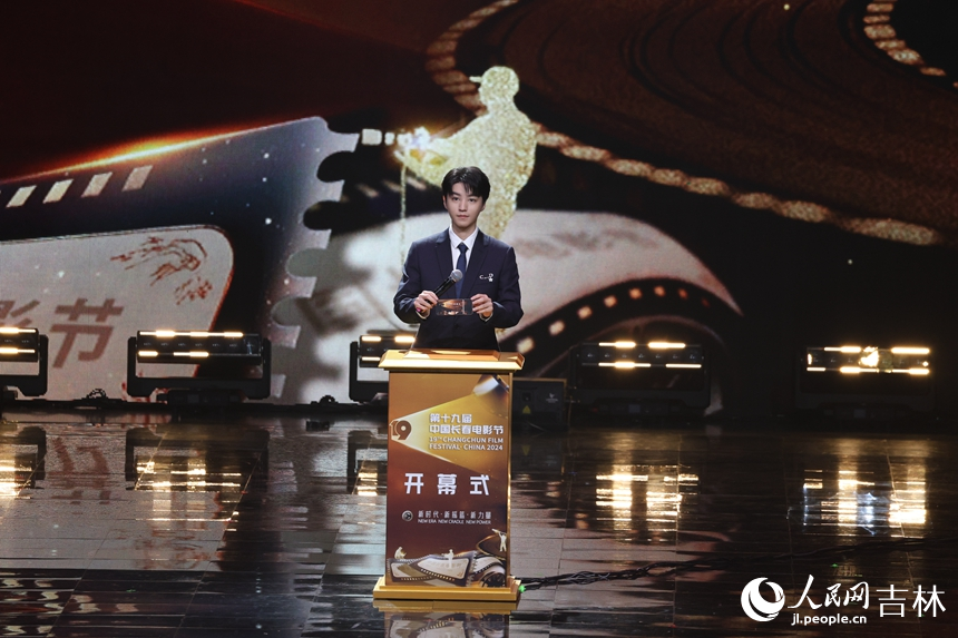 (3)本屆電影節形象大使王俊凱揭幕“金鹿獎”獎杯。人民網記者 李洋攝