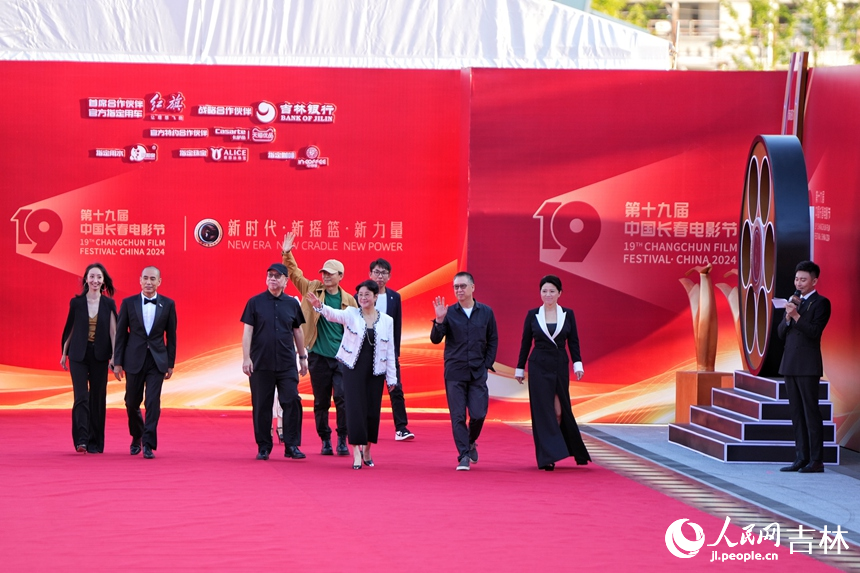 電影節開幕式上,評委會走向紅毯。人民網記者 李洋攝