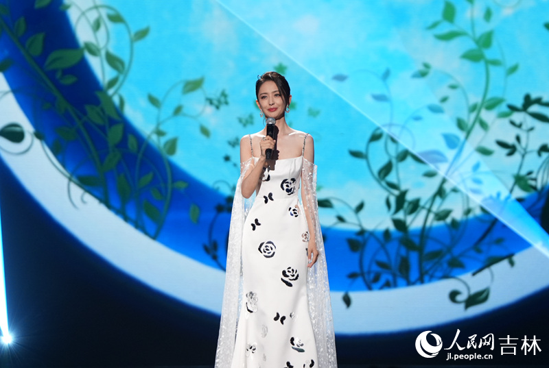 佟麗婭傾情獻唱了主演電影《假如,我是這世上最愛你的人》中的歌曲《枝芽》