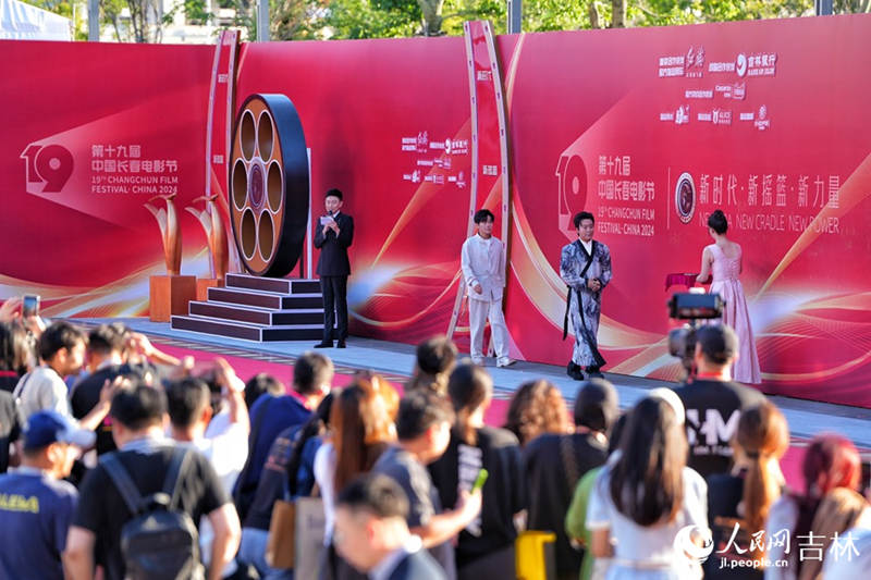 開幕式上,李玉剛帶著作品《云上的云》回到家鄉。人民網記者 李洋攝