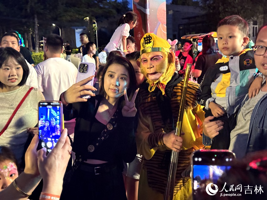 游客們爭相與孫悟空合影留念。人民網記者 李思玥攝