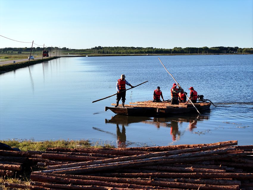 東屏鎮、莫莫格蒙古族鄉采用船只運送防汛物資修復堤防。潘晟昱 攝