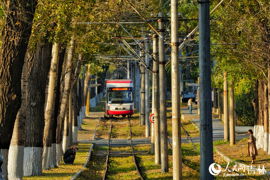 市民游客在鐵軌兩側(cè)打卡拍照。人民網(wǎng)記者 李洋攝