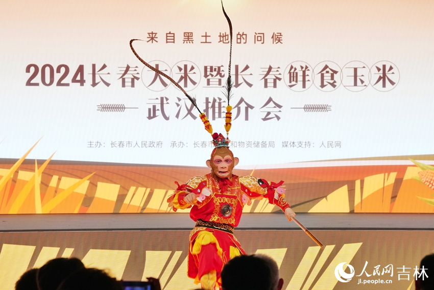“雪餅猴”王鐵柱表演并推介長春“雙金”名片。人民網記者 李洋攝