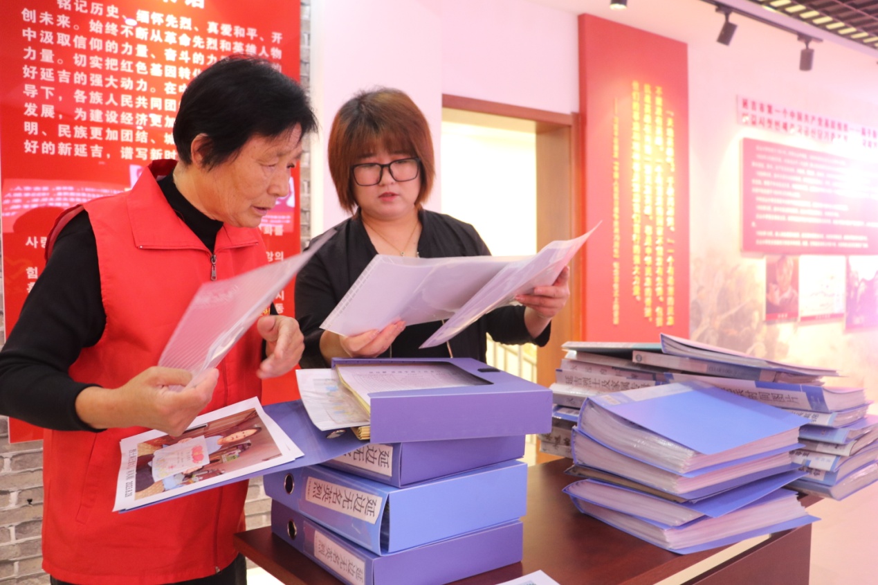 2024年9月,72歲的徐淑子(左一)和延吉市老兵之家服務中心人員整理英烈和老兵事跡檔案。