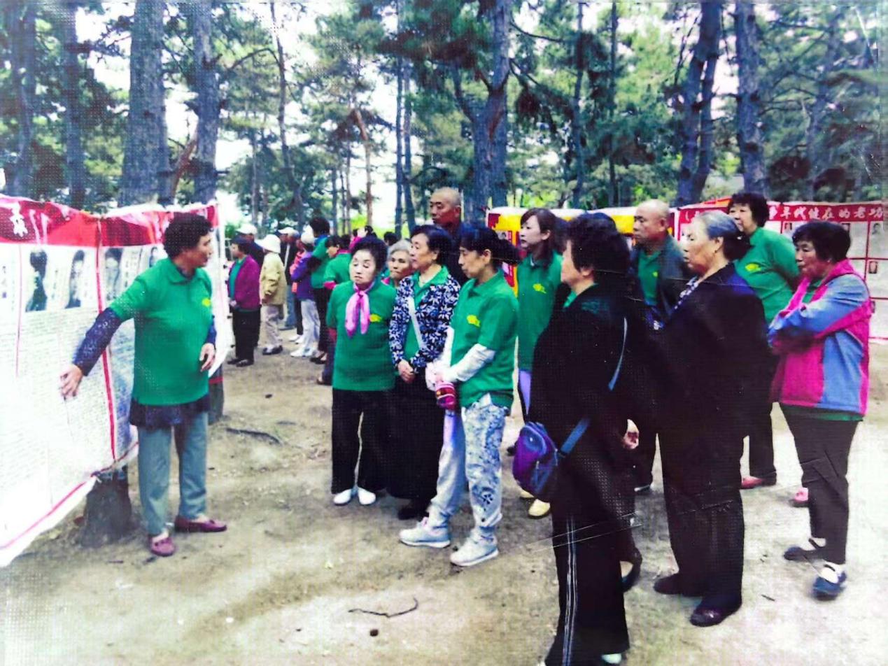 2013年,徐淑子到延吉市公園開展英烈事跡圖片展。