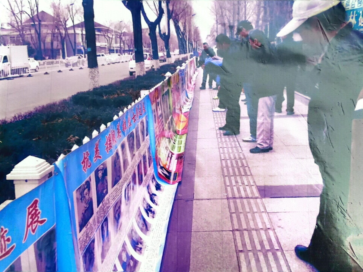 2014年,徐淑子在馬路邊上開展英烈事跡圖片展。