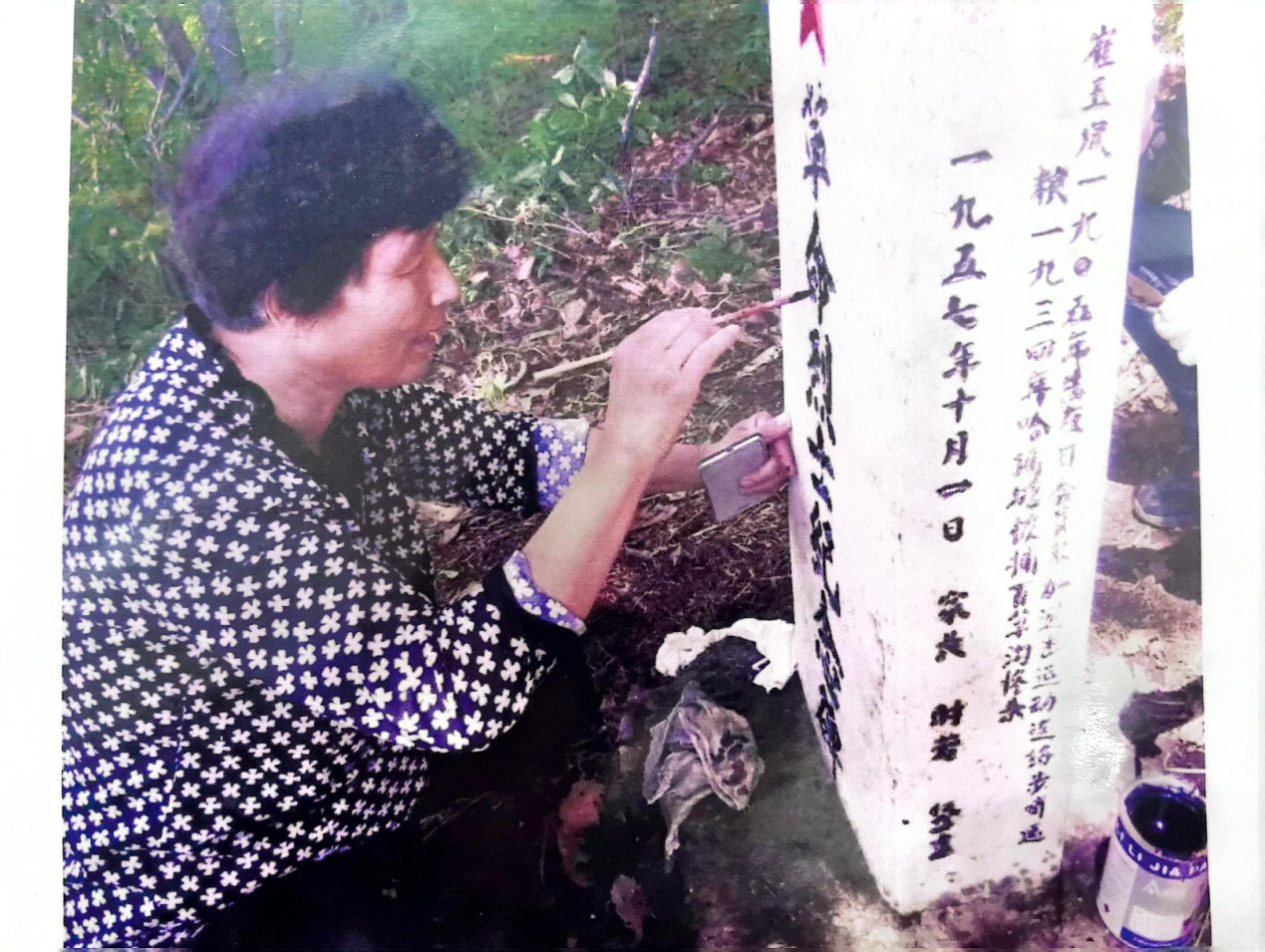 2016年,徐淑子帶領老兵和社區工作人員為28位烈士紀念碑描紅。