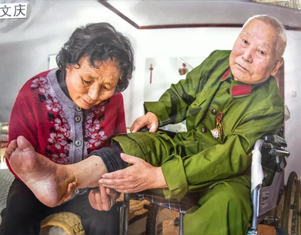 2017年,徐淑子看望抗美援朝老兵成文慶。