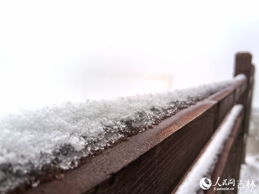 吉林市迎來初雪，木橋欄桿上積雪晶瑩剔透。人民網記者 王海躍攝