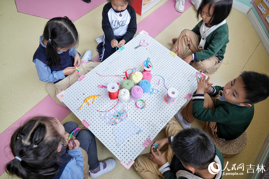 孩子們動手體驗非物質文化遺產——繩編。人民網記者 李洋攝
