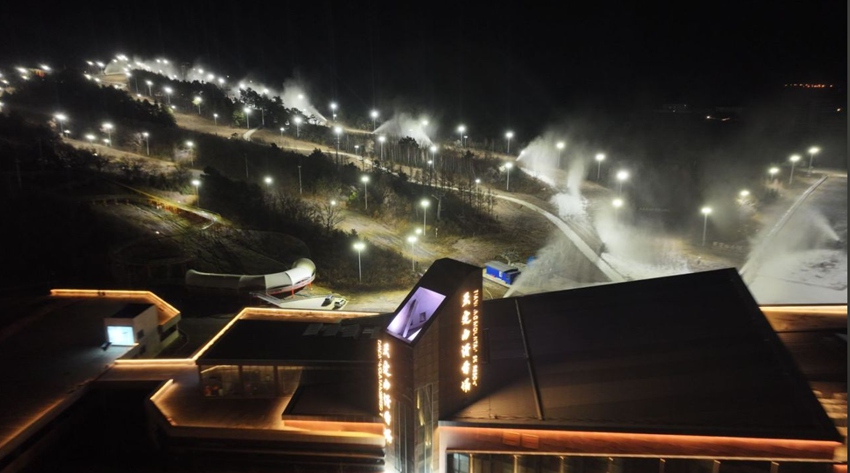 11月5日，長(zhǎng)春天定山滑雪場(chǎng)封存一年的雪炮火力全開(kāi)