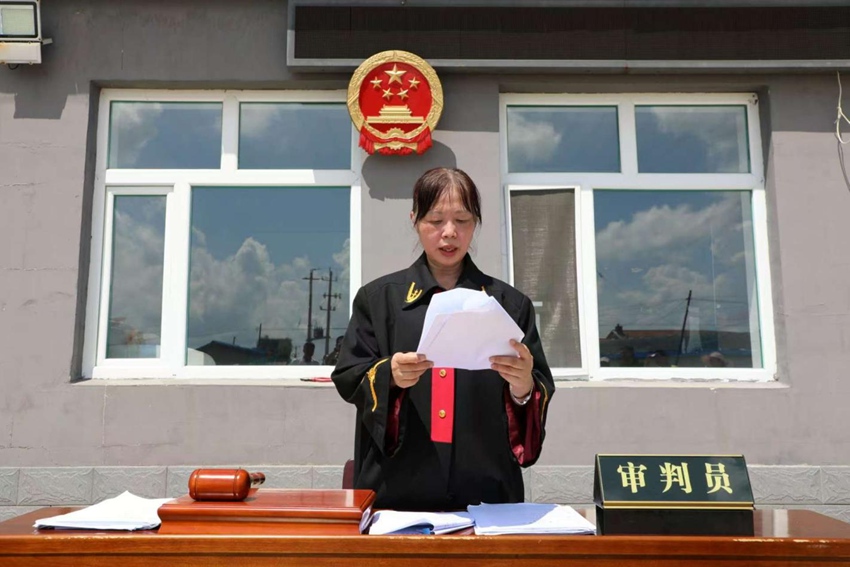 伊通法院少年法庭四級高級法官張宏艷進(jìn)行巡回審判。（伊通法院供圖）