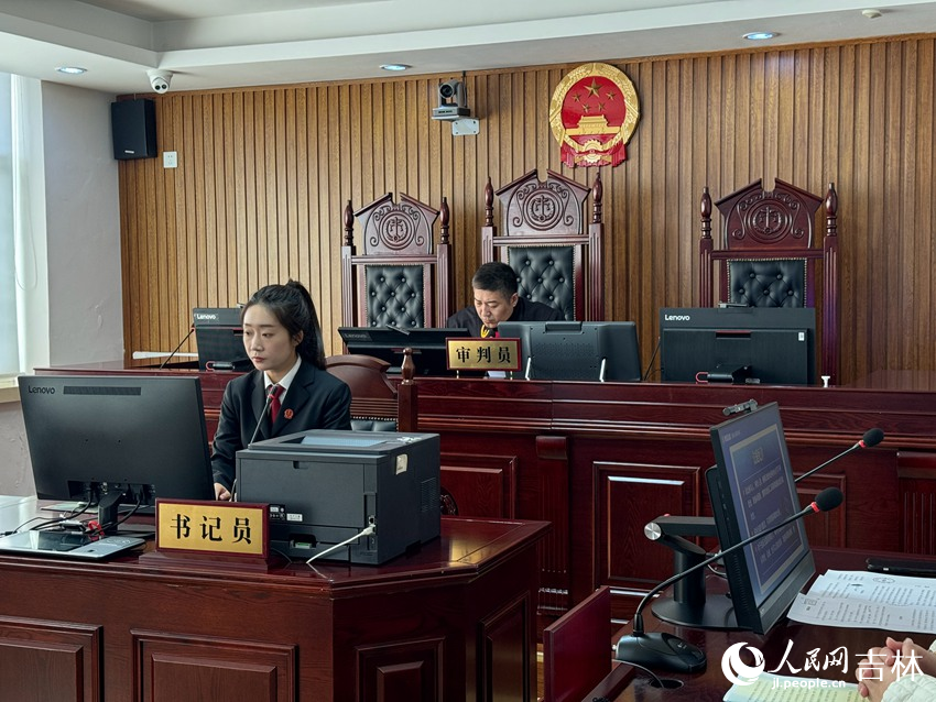 11月7日上午,鐵西法院訴訟服務中心速裁法庭正在開庭審理一起重大金融借款合同糾紛案件。人民網記者 李思玥攝