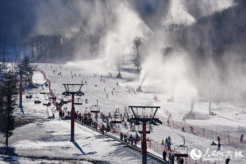 23日，吉林省2024—2025新雪季開板首日，大批滑雪愛好者抵達滑雪場開啟今年的滑雪“首秀”。人民網記者 李洋攝