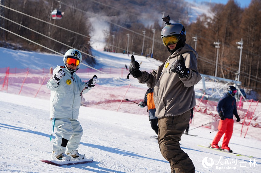 游客在吉林北大湖滑雪度假區(qū)學習滑雪。人民網(wǎng)記者 李洋攝