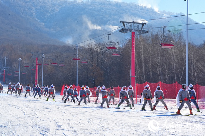 開板儀式上，滑行表演精彩上演。人民網記者 李洋攝