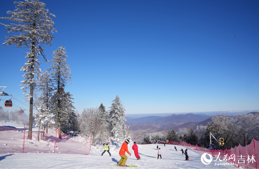 “開板”當日，北大湖現絕美高山霧凇。人民網記者 李洋攝