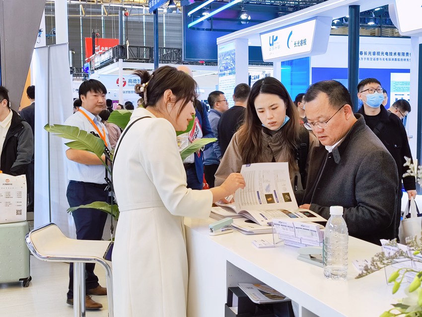 3月20日至22日,慕尼黑上海光博會期間,長興基金董事長(右一)李敬言參觀走訪企業