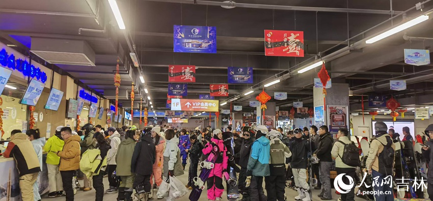 北大湖滑雪度假區(qū)雪具大廳排起了長隊(duì)。人民網(wǎng)記者 王海躍攝