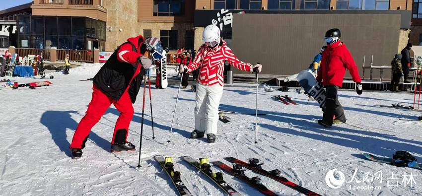 北大湖滑雪度假區(qū)單雙板高級(jí)滑雪教練王玉喜（左）正耐心地示范教學(xué)。人民網(wǎng)記者 王海躍攝